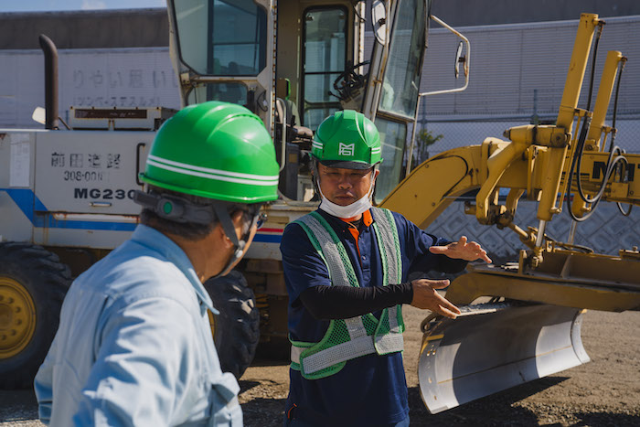 現場で打ち合わせをする男性