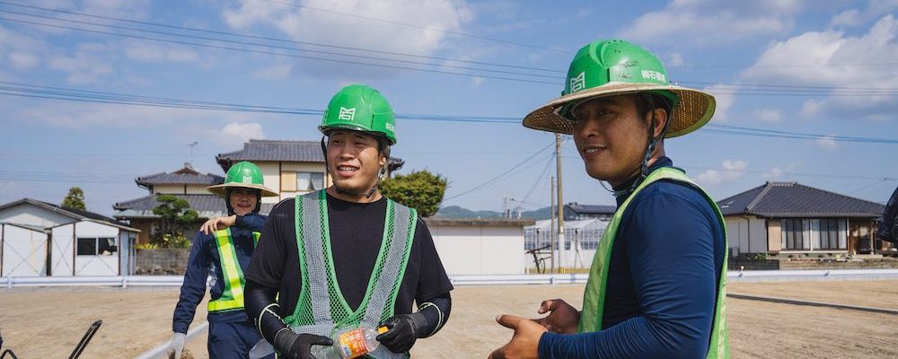 笑顔の作業服の男性